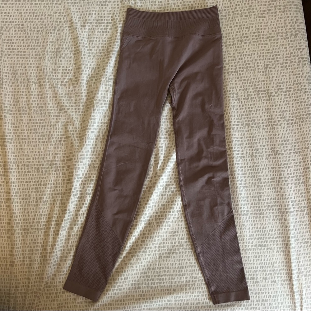 Lululemon Ribbed leggings in Plum - Picture 16 of 16